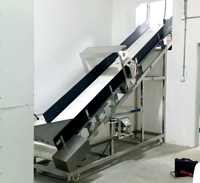 美資五百?gòu)?qiáng)企業(yè)某百惠破碎機(jī)前大型上料金屬檢測(cè)機(jī)使用案例
